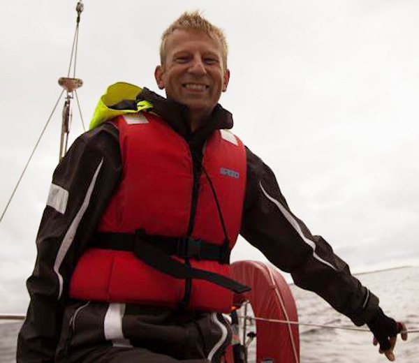 Foto på Ulf Bodin som seglar en Scampisegelbåt.