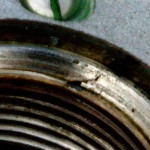 Detaljbild på skada på däckgenomföringen.