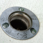 En liten skada i däckgenomföringens gänga.