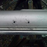Borra hål för i slitsens ändar. Några millimeter större än linans diameter.